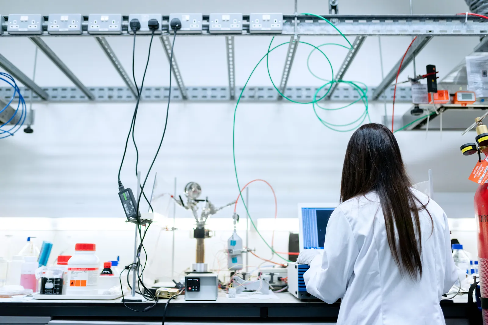Scientific laboratory equipment and research workspace for the Hasthas project